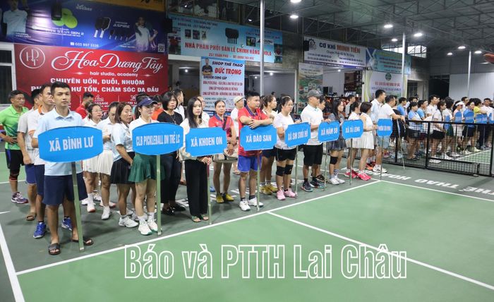 Các vận động viên dự lễ khai mạc.