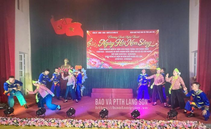 Tiết mục múa "Lảy cỏ" đặc sắc trong chương trình nghệ thuật