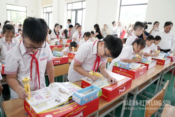 Các học sinh sử dụng bộ sách, bút đọc - học tiếng Anh tại chương trình