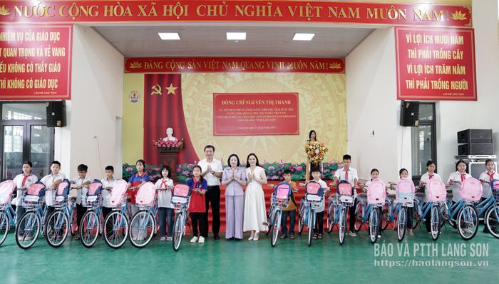 Đồng chí Nguyễn Thị Thanh, Ủy viên Trung ương Đảng, Phó Chủ tịch Quốc hội và đồng chí Nguyễn Cảnh Toàn, Phó Bí thư Tỉnh ủy, Chủ tịch UBND tỉnh và đại diện nhà tài trợ tặng xe đạp cho học sinh có hoàn cảnh khó khăn vượt khó