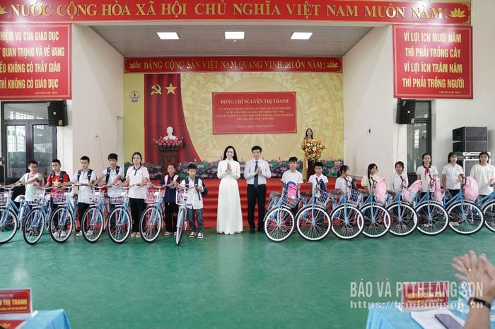 Lãnh đạo Văn phòng Quốc hội và Hoa hậu Đại dương doanh nhân thế giới năm 2026 tặng xe đạp cho học sinh có hoàn cảnh khó khăn vượt khó