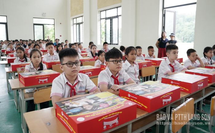 Các học sinh có hoàn cảnh khó khăn vượt khó tham dự chương trình
