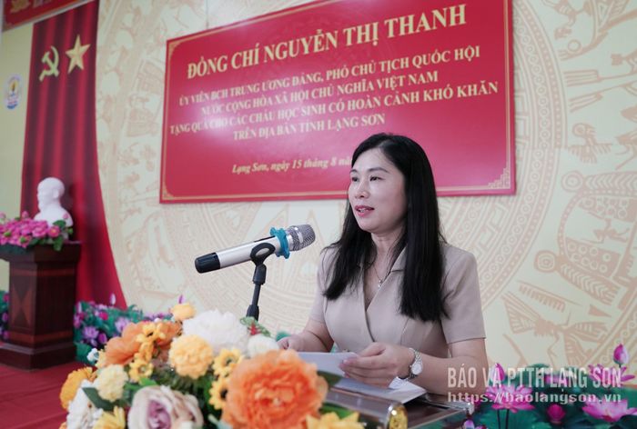 Đồng chí Trần Thanh Nhàn, Phó Chủ tịch UBND tỉnh phát biểu tại chương trình thăm và tặng quà các học sinh có hoàn cảnh khó khăn
