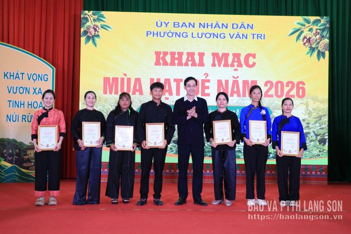 Lãnh đạo Đảng ủy phường Lương Văn Tri trao giải cho các nhà vườn tham gia cuộc thi trang trí vườn dẻ đẹp phường Lương Văn Tri năm 2026