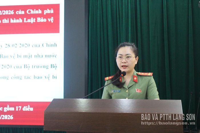 Báo cáo viên của Công an tỉnh truyền đạt các chuyên đề tại hội nghị