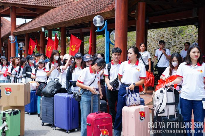 Đoàn đại biểu Việt Nam xuất cảnh sang Trung Quốc.