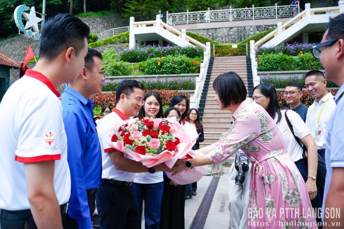 Đoàn đại biểu Trung Quốc (bên phải) đón đoàn sang tham dự chương trình