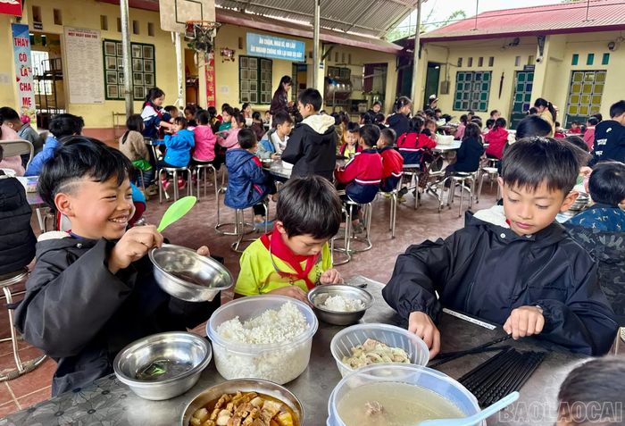Đầu năm 2026, tỉnh Lào Cai cũng đặt mục tiêu kiểm tra, giám sát 100% bếp ăn tập thể tại trường học. (Ảnh: Báo và Phát thanh - Truyền hình Lào Cai).