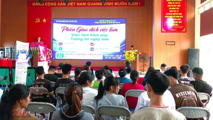 Quang cảnh phiên giao dịch.