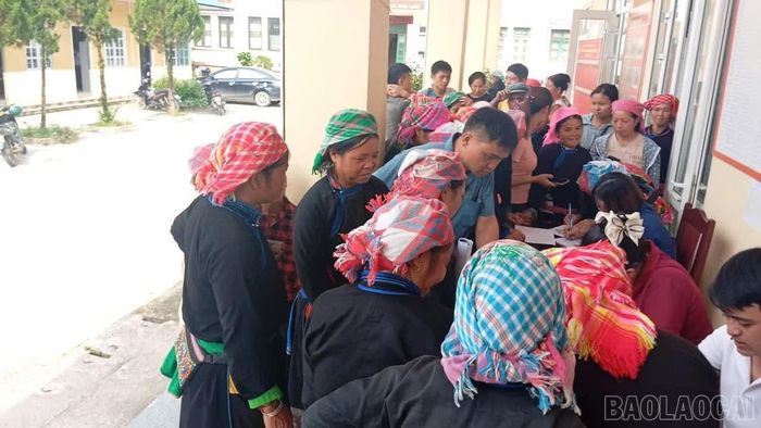 Cán bộ tư vấn hướng dẫn người lao động hoàn thiện, nộp phiếu đăng ký ứng tuyển tại phiên giao dịch việc làm.