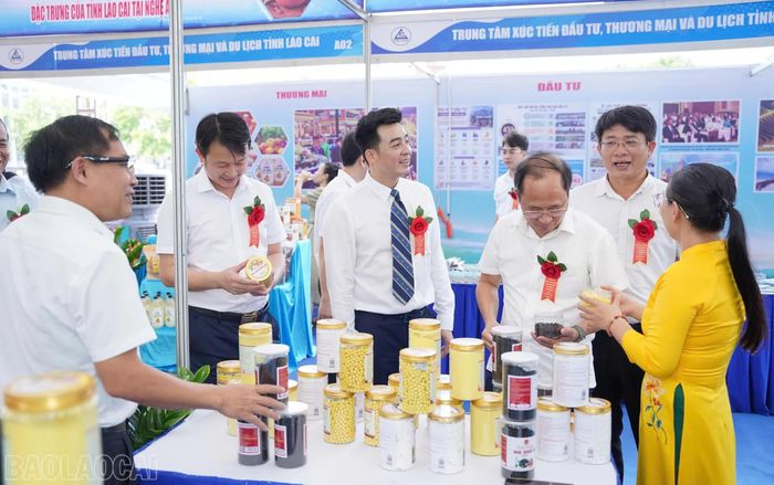 Các đại biểu tham quan các gian trưng bày, giới thiệu sản phẩm nông sản tiêu biểu của hai địa phương.