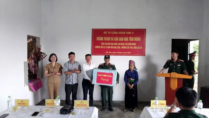 Đại diện Bộ Tư lệnh Quân khu 2 và lãnh đạo phường Cầu Thia bàn giao nhà tình nghĩa, trao quà tặng gia đình ông Đồng Văn Nhao.