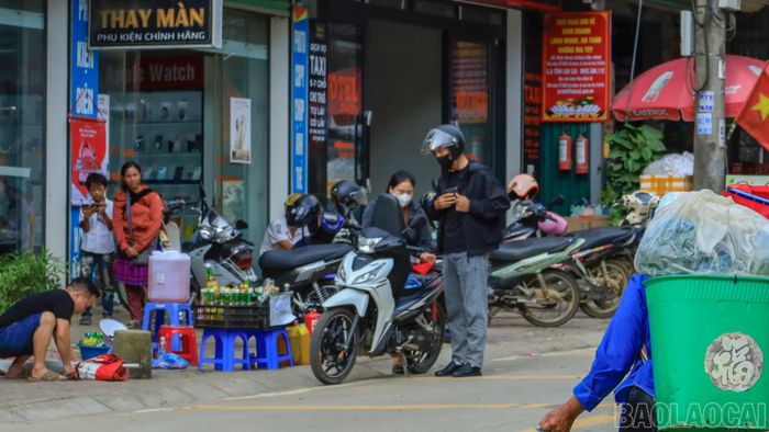 Người dân khu vực Si Ma Cai phải mua xăng tại các điểm bán tự phát.
