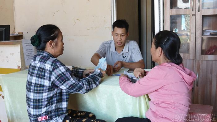Cán bộ bưu điện chi trả kinh phí dịch vụ môi trường rừng cho người dân phường Âu Lâu.