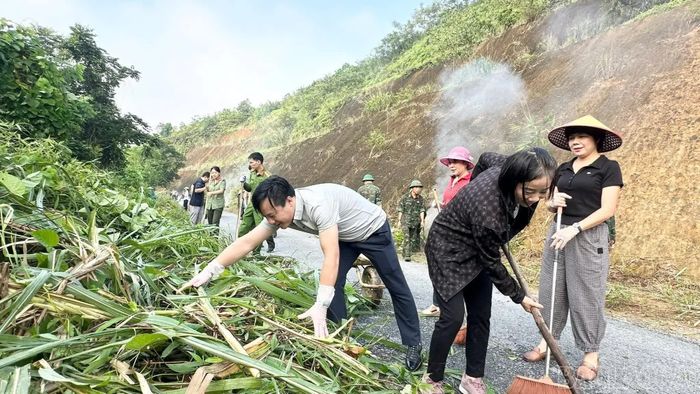 Các lực lượng phát quang bụi rậm, khơi thông cống, rãnh thoát nước dọc tuyến đường Tân Quang.