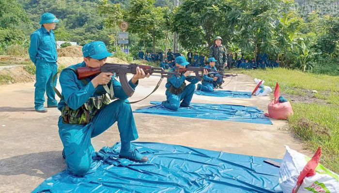 Các chiến sĩ dân quân xã Cát Thịnh huấn luyện trên thao trường.