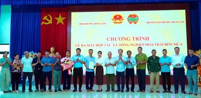 Ra mắt Hội đồng quản trị, Ban Giám đốc và các thành viên Hợp tác xã Nông nghiệp "Hoa trái bốn mùa".