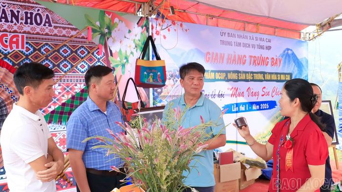 Bên cạnh các gian trưng bày của xã Sín Chéng, xã Si Ma Cai giới thiệu hai gian sản phẩm OCOP và nông sản đặc trưng của địa phương.