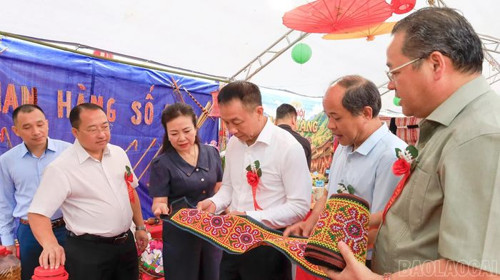 Đồng chí Vũ Quỳnh Khánh - Ủy viên Ban Thường vụ Tỉnh ủy, Phó Chủ tịch Thường trực HĐND tỉnh, cùng các đại biểu tham quan không gian trưng bày tại Lễ hội Mùa vàng Sín Chéng.