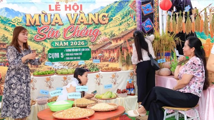 Du khách thích thú tạo dáng chụp ảnh bên không gian trưng bày sản phẩm địa phương.