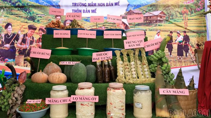 Sản vật địa phương được giới thiệu phong phú tại các gian trưng bày.