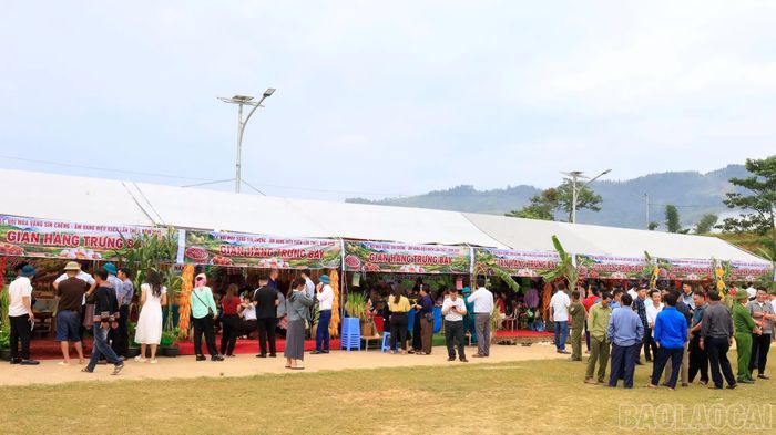 Các gian trưng bày thu hút đông đảo người dân và du khách tham quan, trải nghiệm.