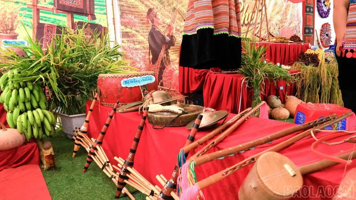 Khèn, gậy sênh tiền, trống, chiêng và nhiều nhạc cụ gắn với đời sống văn hóa của đồng bào Mông được giới thiệu tại các gian trưng bày.