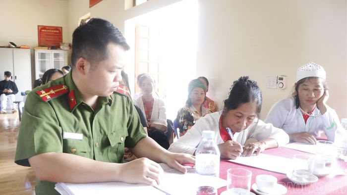 Công an xã Quy Mông tổ chức cho các hộ giáo dân Đại Thắng ký cam kết “Gia đình không ma túy”.