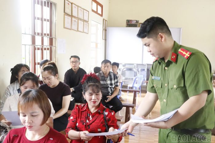 Công an xã Quy Mông tuyên truyền nội dung xây dựng xã không ma túy đến giáo dân Giáo họ Đại Thắng.
