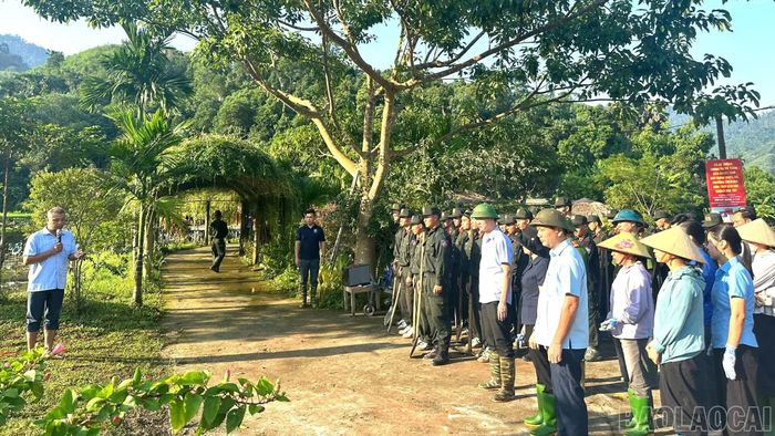 Cán bộ Trung tâm Dịch vụ tổng hợp xã hướng dẫn kỹ thuật trồng cây cúc chi tại lễ phát động.