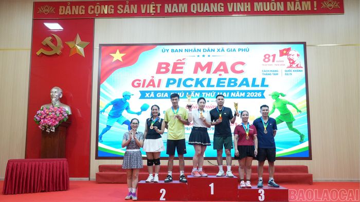 Lãnh đạo xã Gia Phú trao giải cho các đôi vận động viên có thành tích cao.