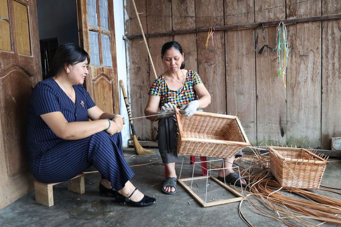 Chị Tô Thị Ngọc Trâm - Trưởng thôn 1, xã Đạ Tẻh xuống từng hộ dân để nắm địa bàn và đời sống Nhân dân