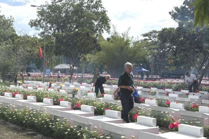 Các cựu chiến binh thắp hương tưởng nhớ đồng đội ở Nghĩa trang Liệt sĩ Bình Thuận
