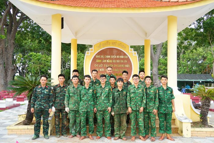 Cán bộ chiến sĩ Tổ lấy mẫu số 4 tại Nghĩa trang Liệt sĩ Bình Thuận