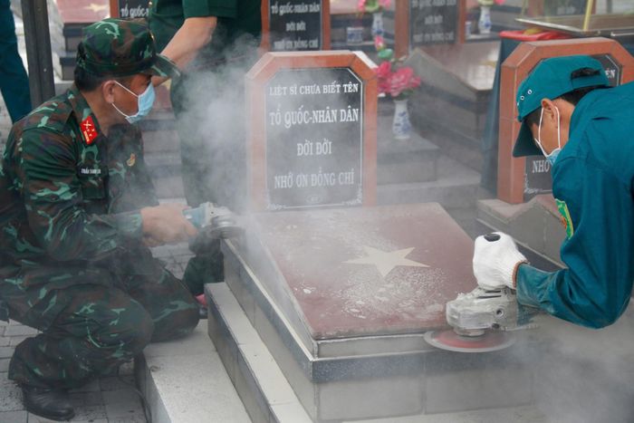 Cán bộ, chiến sĩ mở phần mộ liệt sĩ bằng tất cả sự trân trọng