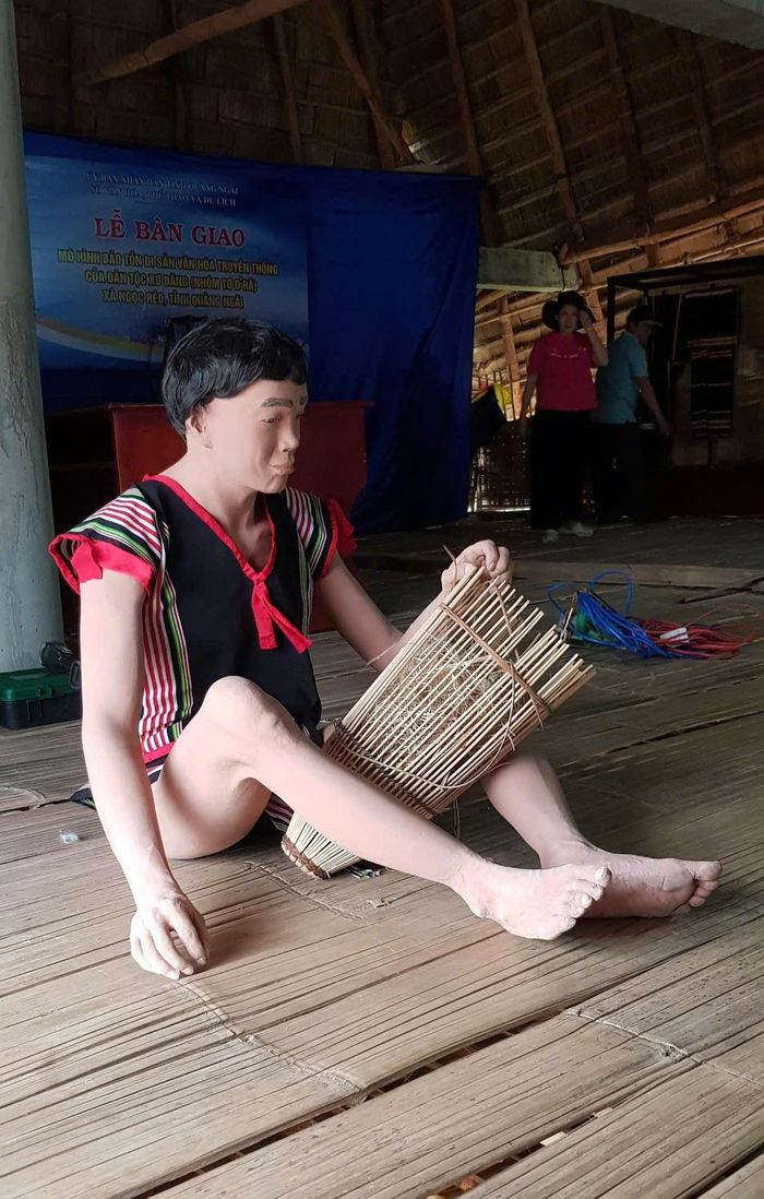 Đàn ông Xơ đăng đan đó bắt cá