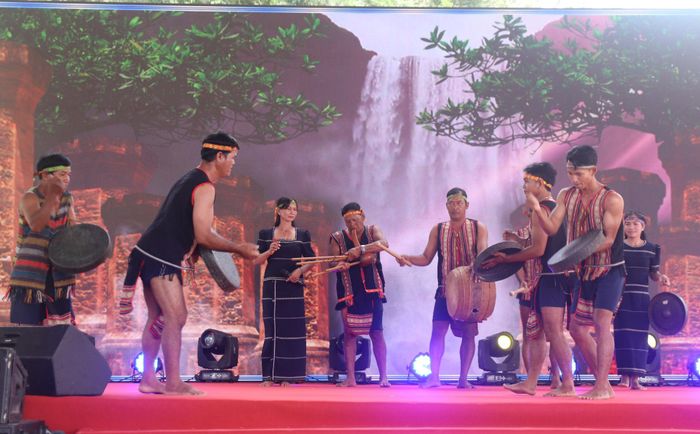 Du lịch phát triển cũng tạo điều kiện để gìn giữ nét văn hóa đặc sắc của đồng bào dân tộc thiểu số