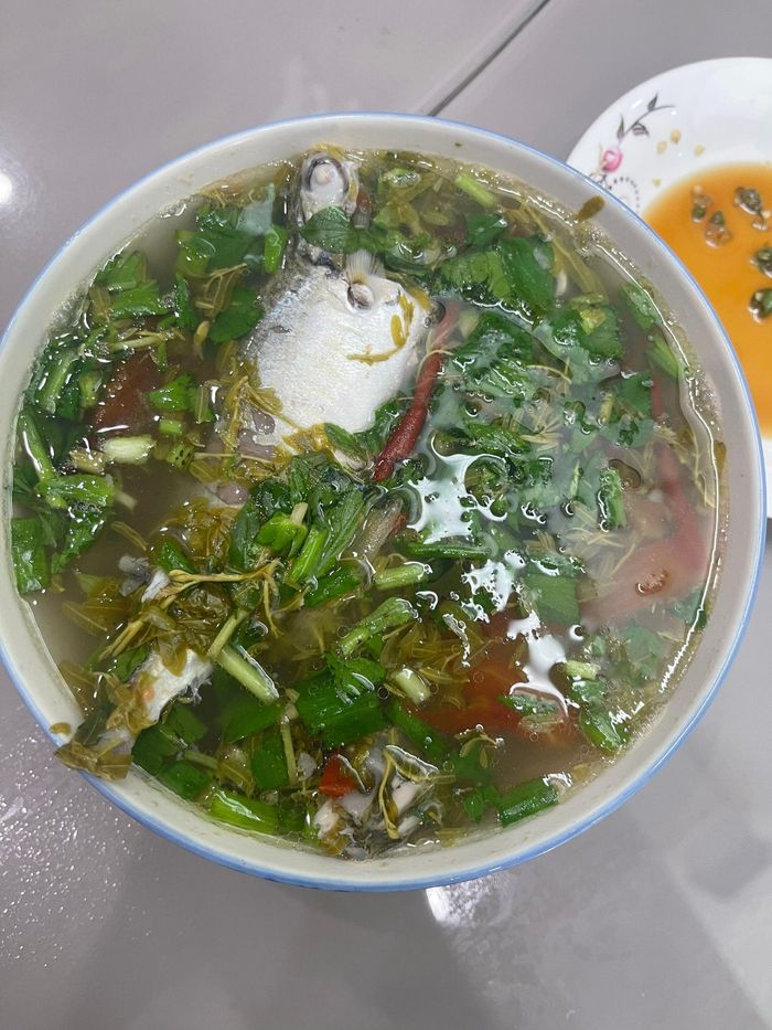 Cá nục nấu lá me nóng hổi, ăn cùng cơm trắng và chén nước mắm ớt cay cay, đủ cho một bữa cơm ngon của người miền biển