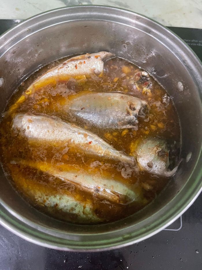 Những con cá nục tươi, ngắt đầu nhét vào bụng cá đem kho với tỏi ớt để giữ được độ ngọt, béo của cá