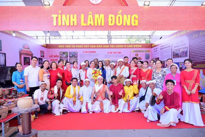 Nghệ nhân Mã Thị Thuận (áo hồng, thứ 2 từ phải qua) cùng đoàn nghệ nhân Lâm Đồng tại Ngày hội văn hóa dân tộc Chăm ở Khánh Hòa tháng 6/2026