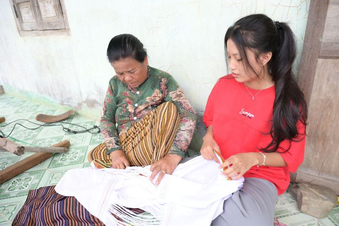 Bên khung dệt cũng là nơi bà Thuận kể cho con cháu nghe những câu chuyện về tổ tiên, phong tục, lễ hội được lưu truyền, gìn giữ qua nhiều thế hệ