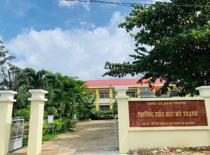 Cổng trường, tường rào tại Trường Tiểu học Mỹ Thạnh được xây mới