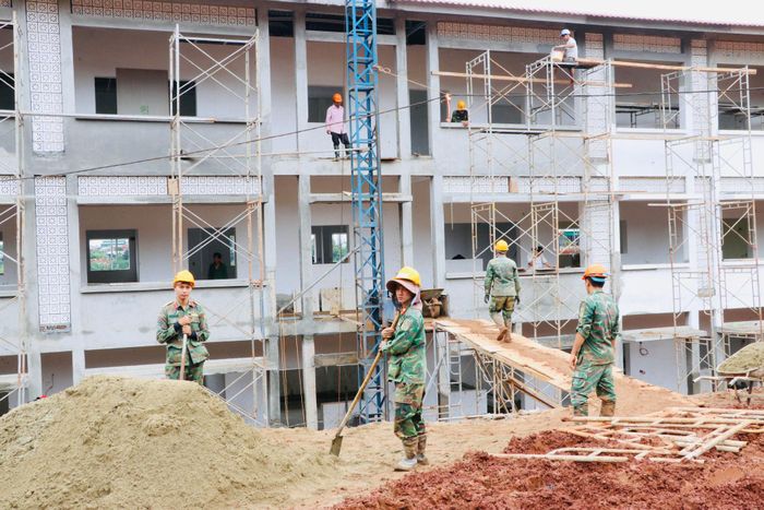 Công trình xây dựng trường phổ thông liên cấp nội trú tại xã Quảng Trực đang gấp rút tiến độ