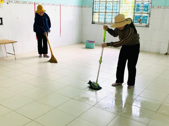 Giáo viên vệ sinh lớp học chuẩn bị đón học sinh tựu trường