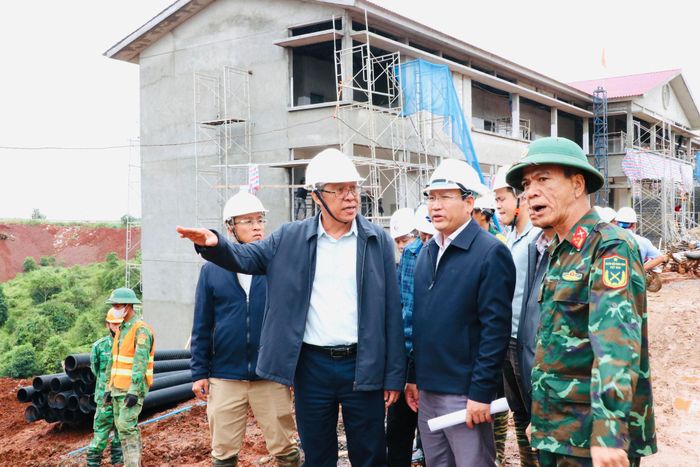 Phó Chủ tịch UBND tỉnh Nguyễn Minh kiểm tra tiến độ xây dựng trường phổ thông liên cấp nội trú TH và THCS tại xã Quảng Trực