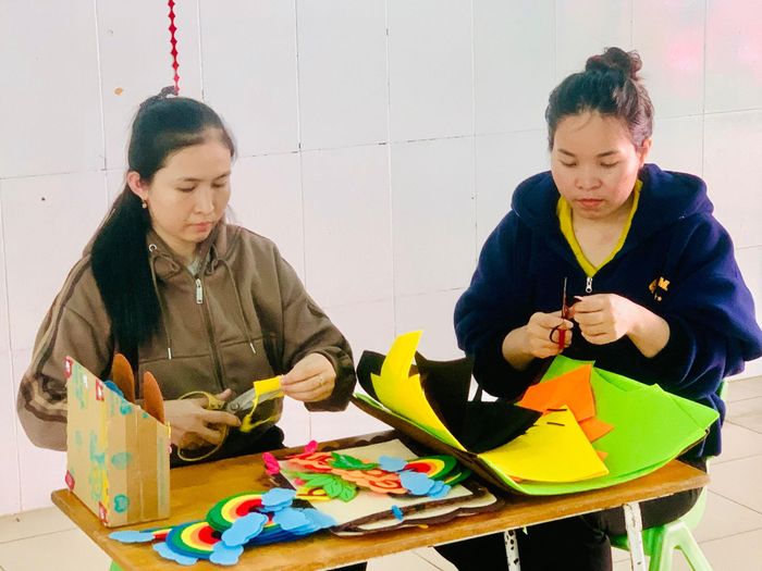 Giáo viên Trường Mẫu giáo Hàm Cần chuẩn bị trang trí lớp học trước thềm năm học mới