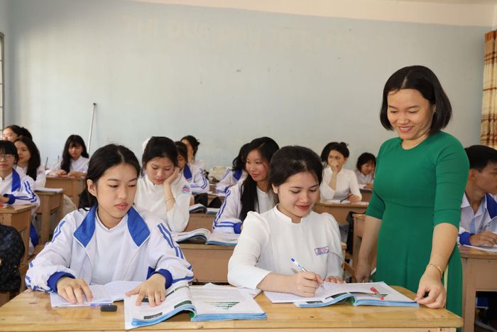 Mục tiêu của sắp xếp trường lớp học vẫn là ưu tiên điều kiện học tập tốt nhất cho học sinh ở các địa bàn (Trong ảnh: Một giờ học ở Trường THPT Đắk Mil)