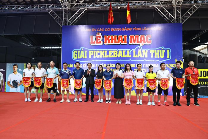 Đại diện các tổ chức cơ sở đảng tham gia thi đấu nhận cờ lưu niệm của Ban Tổ chức