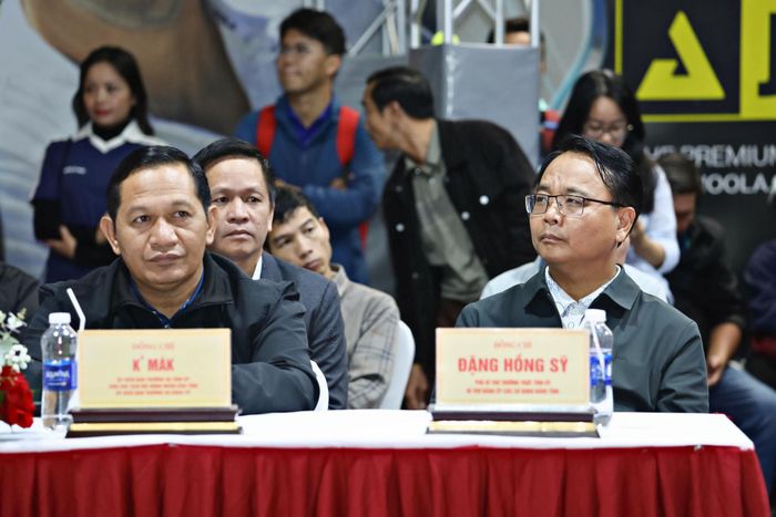 Đồng chí Đặng Hồng Sỹ, Phó Bí thư Thường trực Tỉnh ủy, Bí thư Đảng ủy Các cơ quan Đảng tỉnh và đồng chí K' Mák, Ủy viên Ban Thường vụ Tỉnh ủy, Phó Chủ tịch HĐND tỉnh tham dự