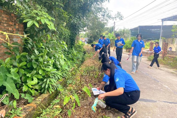 Tuổi trẻ xã Đức Linh ra quân dọn dẹp vệ sinh môi trường, phòng, chống sốt xuất huyết